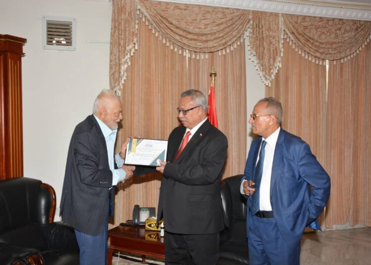 الترب يزور رئيس مجلس الوزراء د.عبد العزيز بن حبتور ويقدم له شهادة تكريم