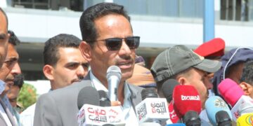 مدير مطار صنعاء الدولي يبارك لمدير مركز الشهيد أبو مهدي المهندس