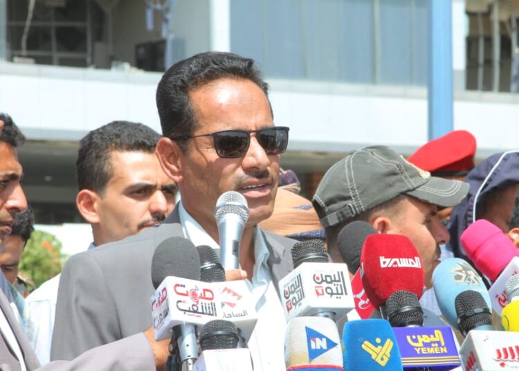 مدير مطار صنعاء الدولي يبارك لمدير مركز الشهيد أبو مهدي المهندس