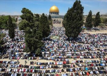 الآلاف يؤمون الأقصى ومساجد غزة والضفة