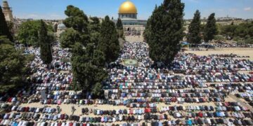 الآلاف يؤمون الأقصى ومساجد غزة والضفة