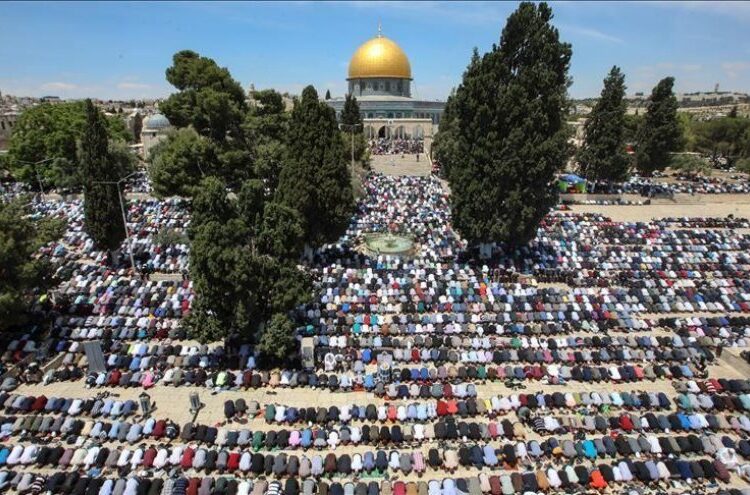 الآلاف يؤمون الأقصى ومساجد غزة والضفة