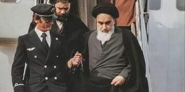 عاد الخميني إلى طهران منتصراً