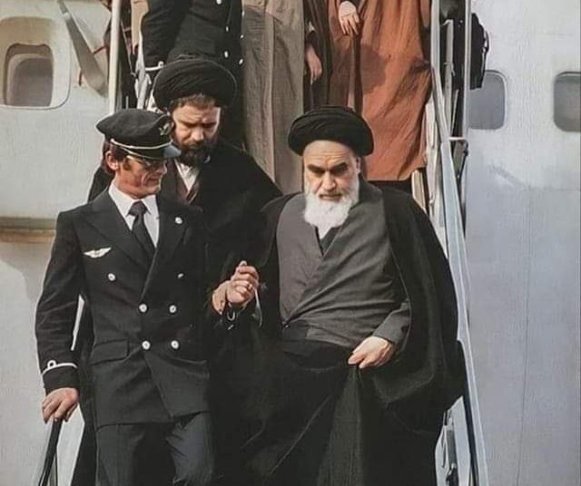 عاد الخميني إلى طهران منتصراً