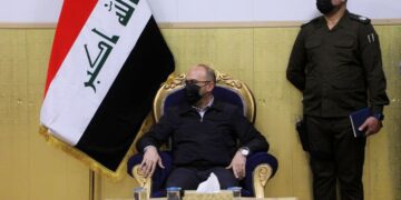 العراق_ محافظ النجف يعقد اجتماعاً مع الصحفيين للرقي بواقع الإعلام