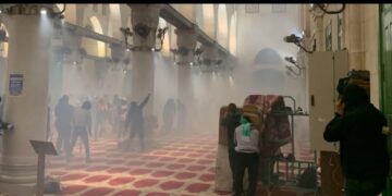 قوات الإحتلال المؤقت تدنس المسجد الأقصى