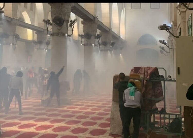 قوات الإحتلال المؤقت تدنس المسجد الأقصى