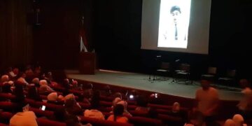 همام عبد الرحمن من طهران  يخاطب  ذوي الشهداء في مكتبة الاسد الوطنية بدمشق