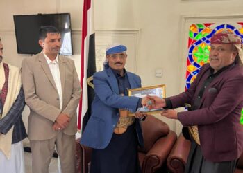 تكريم الفريق سلطان السامعي عضو المجلس السياسي الاعلى بشهادة شرفية عليا