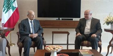 الرئيس اللبناني السابق يلتقي السفير الإيراني في بيروت