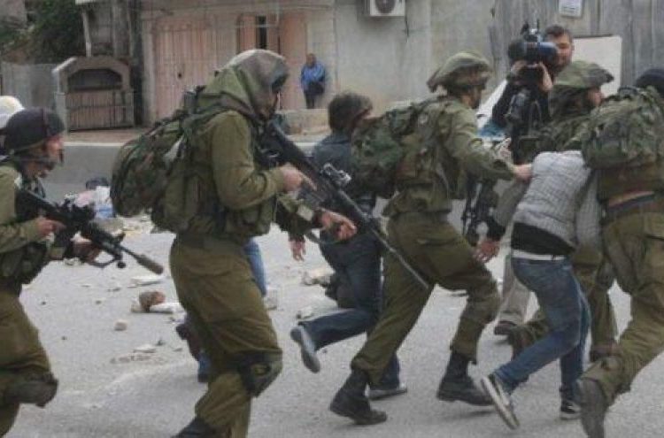 الاحتلال يعتقل 15مواطنا في مناطق مختلفة من الضفة المحتلة