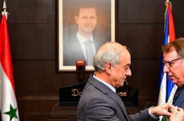 الرئيس السوري يمنح السفير الكوبي وسام الاستحقاق بدرجة ممتاز