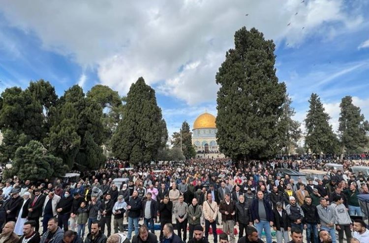 70 ألف مصلٍّ يؤدون الجمعة في الأقصى