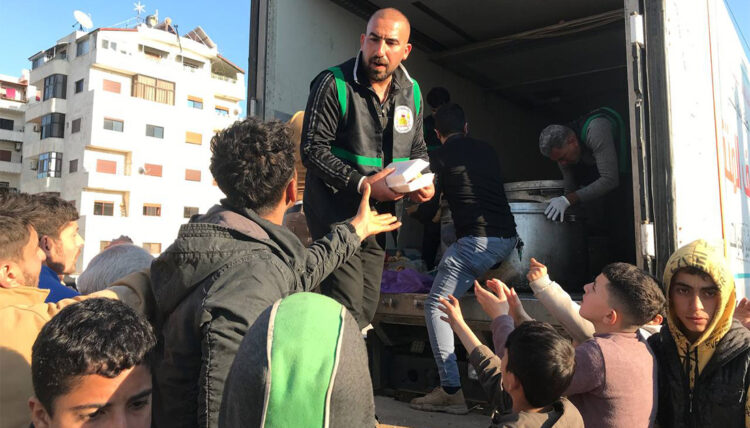 قافلة الاغاثة التابعة للعتبة الحسينية تشرف ميدانيا على متابعة العوائل المتضررة والحكومة السورية تسلمها (8) مخازن كبيرة في مرفأ اللاذقية