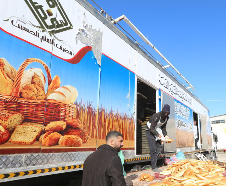 قافلة الاغاثة التابعة للعتبة الحسينية تشرف ميدانيا على متابعة العوائل المتضررة والحكومة السورية تسلمها (8) مخازن كبيرة في مرفأ اللاذقية