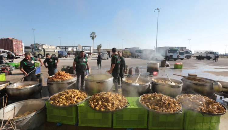 قافلة الاغاثة التابعة للعتبة الحسينية تشرف ميدانيا على متابعة العوائل المتضررة والحكومة السورية تسلمها (8) مخازن كبيرة في مرفأ اللاذقية