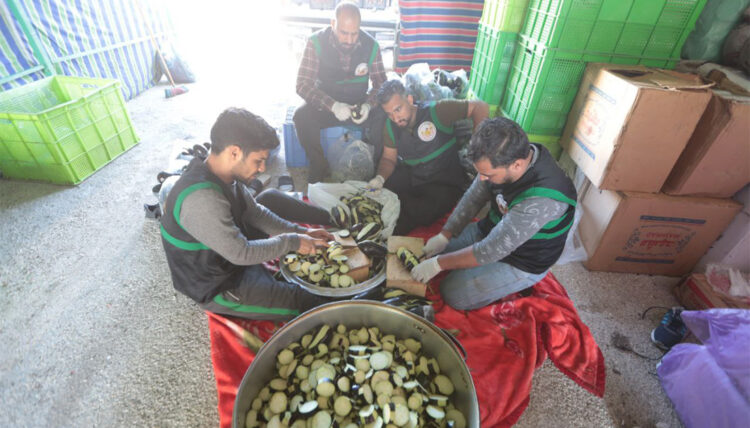 قافلة الاغاثة التابعة للعتبة الحسينية تشرف ميدانيا على متابعة العوائل المتضررة والحكومة السورية تسلمها (8) مخازن كبيرة في مرفأ اللاذقية