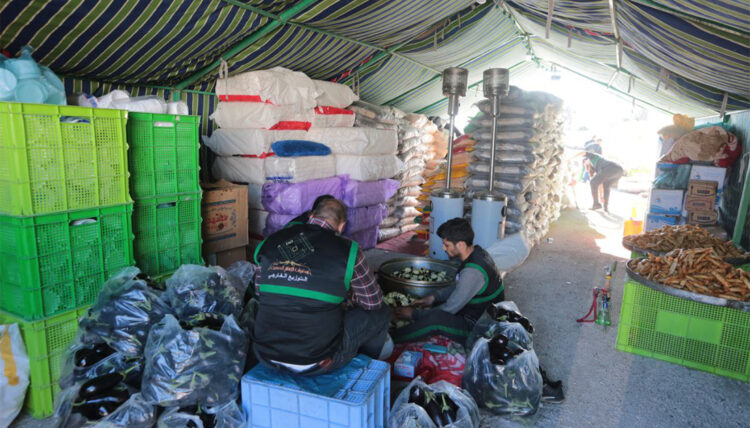 قافلة الاغاثة التابعة للعتبة الحسينية تشرف ميدانيا على متابعة العوائل المتضررة والحكومة السورية تسلمها (8) مخازن كبيرة في مرفأ اللاذقية