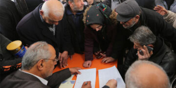 قافلة الاغاثة التابعة للعتبة الحسينية تشرف ميدانيا على متابعة العوائل المتضررة والحكومة السورية تسلمها (8) مخازن كبيرة في مرفأ اللاذقية