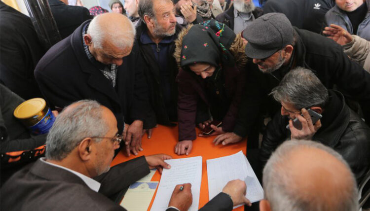 قافلة الاغاثة التابعة للعتبة الحسينية تشرف ميدانيا على متابعة العوائل المتضررة والحكومة السورية تسلمها (8) مخازن كبيرة في مرفأ اللاذقية