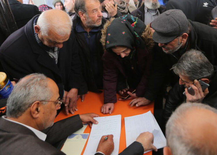 قافلة الاغاثة التابعة للعتبة الحسينية تشرف ميدانيا على متابعة العوائل المتضررة والحكومة السورية تسلمها (8) مخازن كبيرة في مرفأ اللاذقية