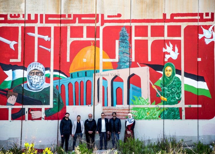 جدارية “الفتح القريب” امام انظار الصهاينة