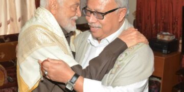 بن حبتور رئيس الوزراء برفقة وزراء ومستشارين يزورون عبدالعزيز الترب بعد تعرضه لوعكة صحية