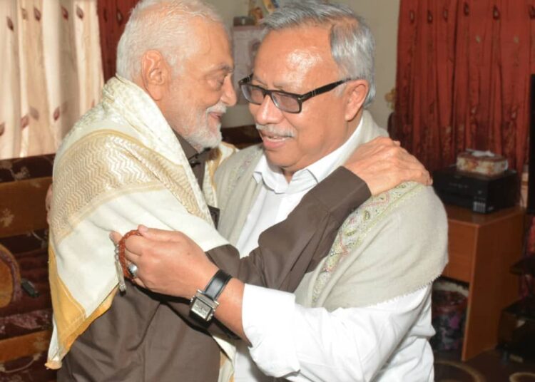 بن حبتور رئيس الوزراء برفقة وزراء ومستشارين يزورون عبدالعزيز الترب بعد تعرضه لوعكة صحية