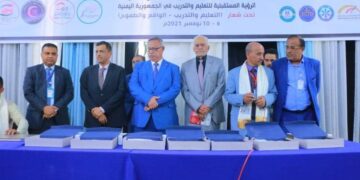 حميد عنتر مستشار رئاسة الوزراء يجري اتصال هاتفي مع د.عبد العزيز الترب مستشار رئاسة الجمهورية للاطمئنان على صحته