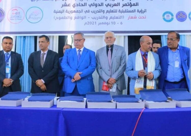 حميد عنتر مستشار رئاسة الوزراء يجري اتصال هاتفي مع د.عبد العزيز الترب مستشار رئاسة الجمهورية للاطمئنان على صحته