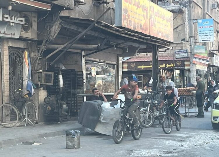 ما بين دكاكين أطباء الأسنان و اشغالات الأرصفة العشوائية…. أهالي مدينة « السيدة زنيب (ع) لماذا نحنٌ معاقبون »