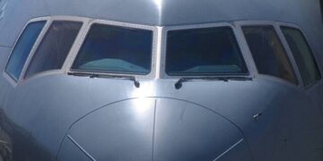 ايران تصنّع زجاج للطائرات مصنوع من مادة مقاومة