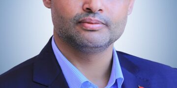 الرئيس المشاط يمنح الدكتور بن حبتور وسام الوحدة