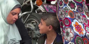 أم تهرب مع أطفالها من مستشفى الشفاء إلى مستشفى ناصر بعد أن قصف الشفاء