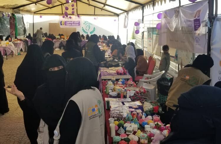 إتحاد نساء اليمن إب يقيم بازار اليوم المفتوح وبيع المنتجات المحلية