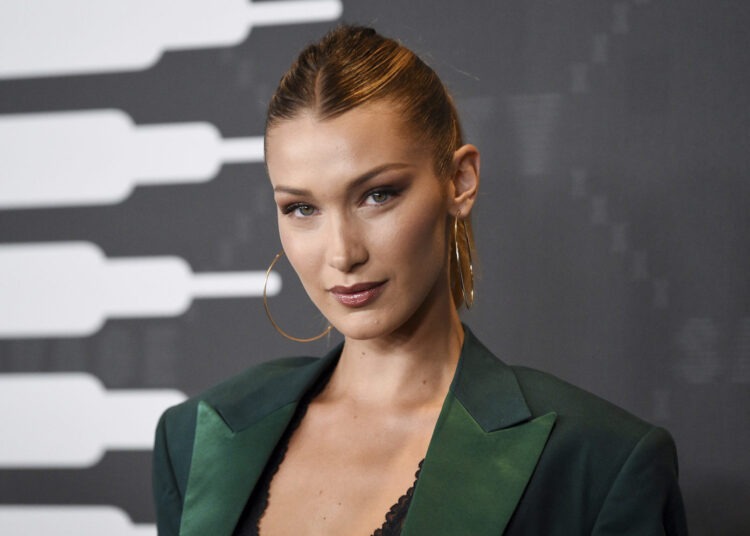 ديور تستبعد بيلا حديد بسبب دعمها لفلسطين