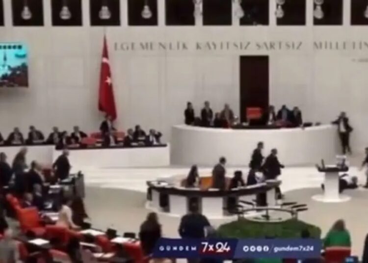 انهيار نائب أثناء كشفه تعاون حزب أردوغان مع اسرائيل