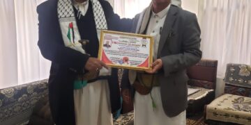 تكريم العلامة عدنان احمد الجنيد رئيس مجلس التصوف الاسلامي في اليمن من الحملة الدولية لفك الحصار عن مطار صنعاء