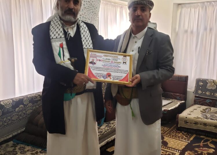 تكريم العلامة عدنان احمد الجنيد رئيس مجلس التصوف الاسلامي في اليمن من الحملة الدولية لفك الحصار عن مطار صنعاء