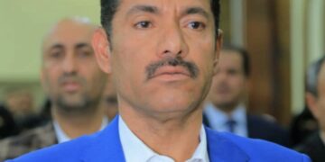 أ.خالد الشايف مدير مطار صنعاء يقدم برقية عزاء للدكتور علي شرف الدين نائب  وزير التعليم العالي