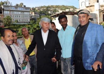 محافظ إب #اللواء_عبدالواحد_محمد_صلاح يزور أحفاد بلال القاطنين بمحاذاة سائلة جبلة ، وأطمئن على أحوالهم