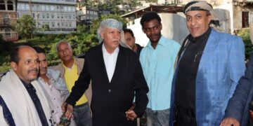 محافظ إب #اللواء_عبدالواحد_محمد_صلاح يزور أحفاد بلال القاطنين بمحاذاة سائلة جبلة ، وأطمئن على أحوالهم