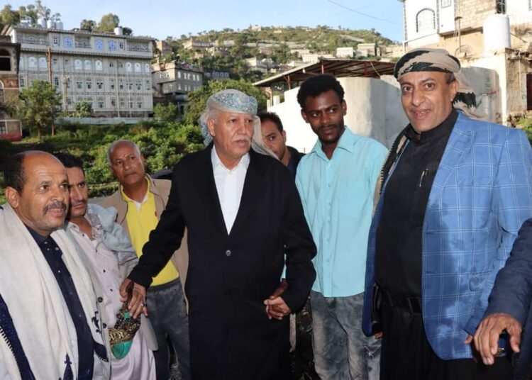 محافظ إب #اللواء_عبدالواحد_محمد_صلاح يزور أحفاد بلال القاطنين بمحاذاة سائلة جبلة ، وأطمئن على أحوالهم