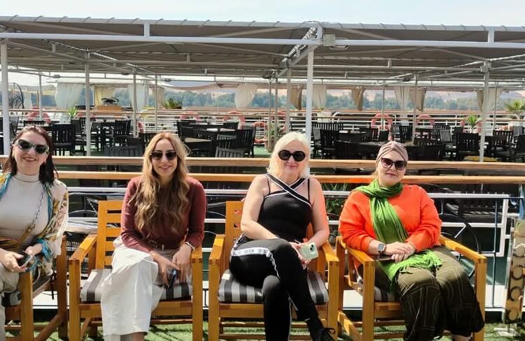 27 فنانة تشكيلية من 13 دولة يروجن للمزارات المصرية في رحلة خلابة من أسوان للأقصر